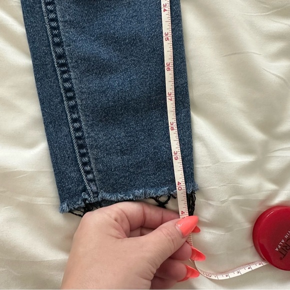 Women’s Old Navy Skinny Jeans with Distressed Details (6 tall) - Picture 5 of 8